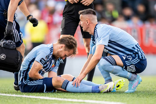 Djurgårdens Jacob Une Larsson har ont