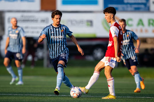 Djurgårdens Gustav Wikheim och Sandvikens IFs Adam Kiani