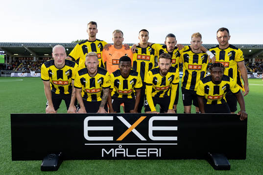 The starting eleven of Häcken pose for a photo