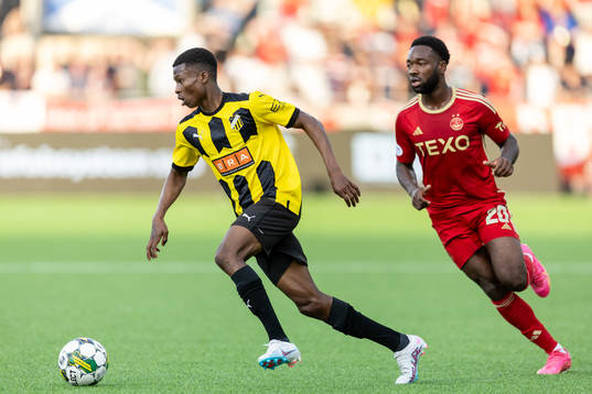Akoua Romeo Amane of Häcken and Shayden Morris of Aberdeen