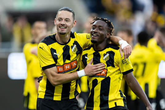 Amor Layouni celebrate with Ibrahim Sadiq of Häcken