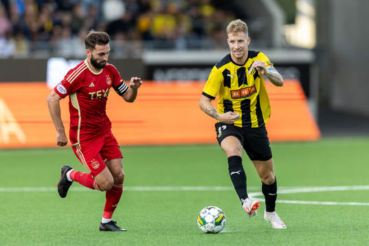 Graeme Shinnie of Aberdeen and Samuel Gustafson of Häcken