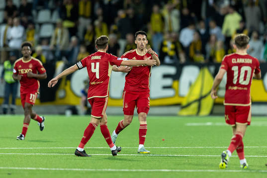 Bojan Miovski of Aberdeen celebrates