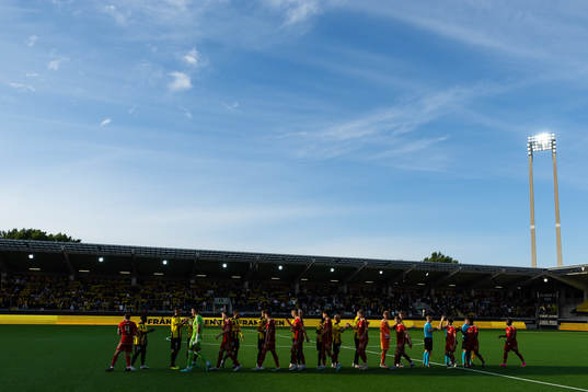 Players of Häcken and of Aberdeen shakes hands