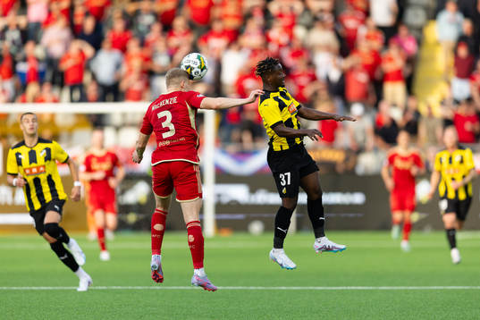Jack Mackenzie of Aberdeen and Ibrahim Sadiq of Häcken