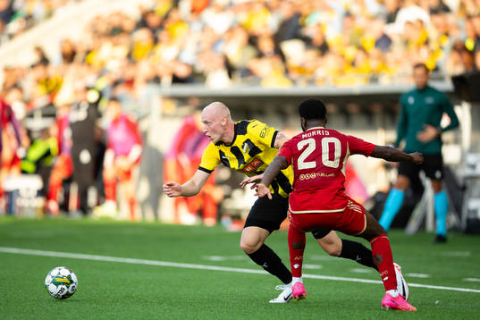 Valgeir Lunddal of Häcken and Shayden Morris of Aberdeen