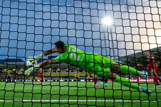 Goalkeeper Kelle Roos of Aberdeen with a save
