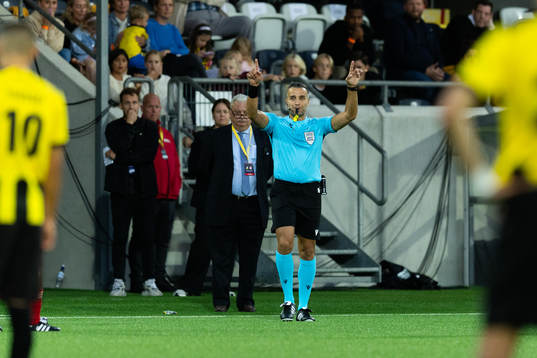 Referee Filip Glova signals for a penalty kick for Häcken