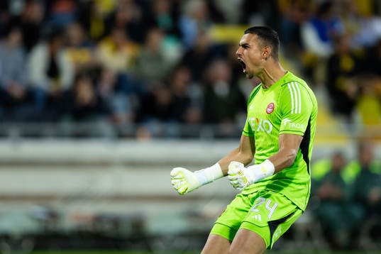 Goalkeeper Kelle Roos of Aberdeen celebrates their 2-2 goal