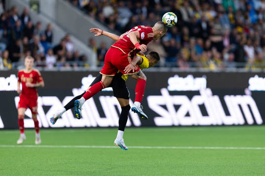 Slobodan Rubezic of Aberdeen and Srdjan Hrstic of Häcken
