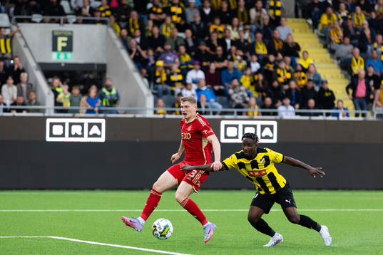 Jack Mackenzie of Aberdeen and Ibrahim Sadiq of Häcken