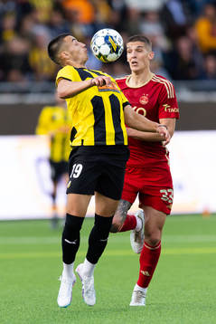 Srdjan Hrstic of Häcken and Slobodan Rubezic of Aberdeen