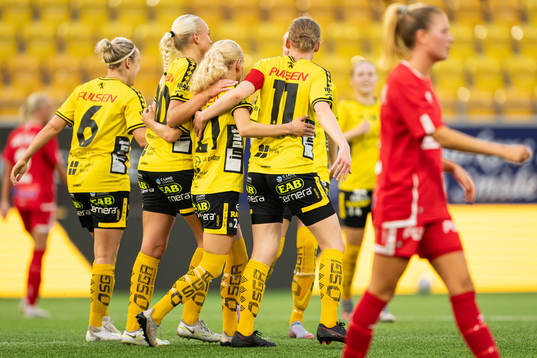Elfsborgs Tea Skoglund jublar med lagkamrater