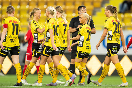 Elfsborgs Tea Skoglund jublar med lagkamrater