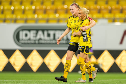 Elfsborgs Leann Nyström och Tea Skoglund jublar