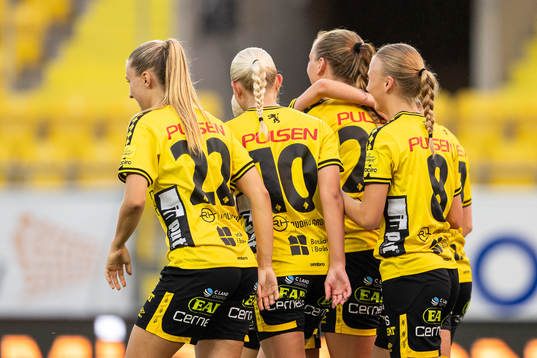 Elfsborgs Stina Jensen jublar med lagkamrater