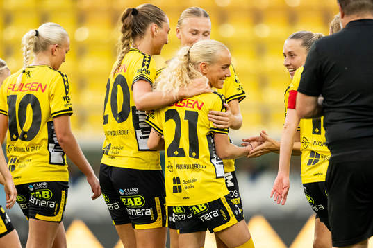 Elfsborgs Tea Skoglund jublar med lagkamrater