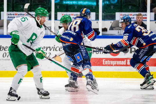 Rögles Daniel Zaar  blir tackad av Växjös Marcus