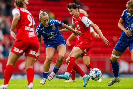 Julie Aune Jorde of Lyn and Rakel Engesvik of Brann