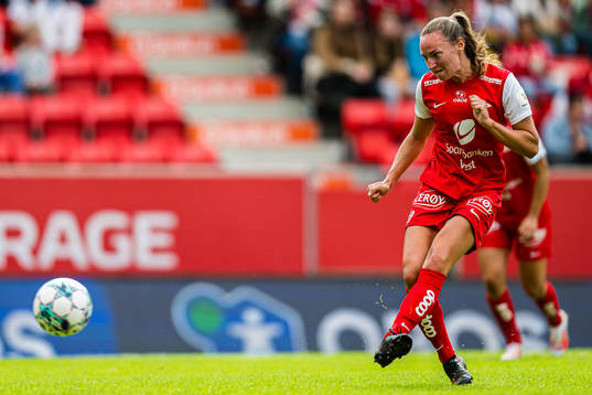 Marit Bratberg Lund of Brann scores the 1-0 goal