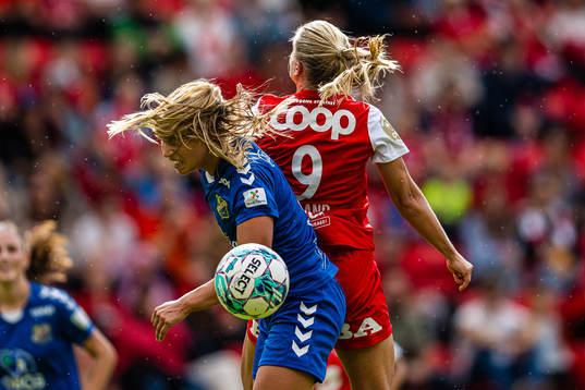 Maria Fink of Lyn and Amalie Eikeland of Brann