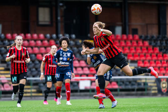 Linköpings Saori Takarada och Brommapojkarnas Alice Ahlberg