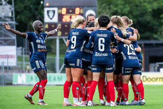 Linköpings Lisa Björk jublar med lagkamrater