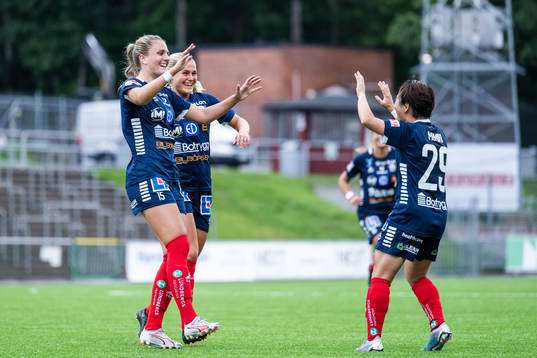 Linköpings Lisa Björk jublar med lagkamrater