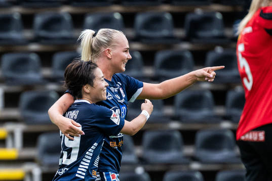 Linköpings Cathinka Tandberg jublar med Yuka Momiki