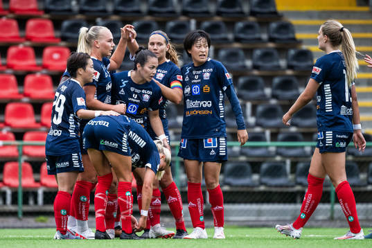 Linköpings Cathinka Tandberg jublar med lagkamrater