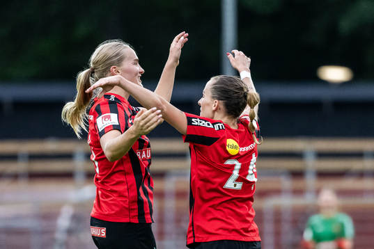 Brommapojkarnas Klara Andrup jublar med Filippa Wallén