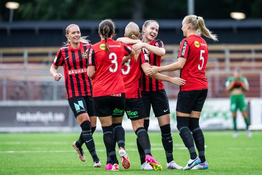 Brommapojkarnas Klara Andrup jublar med lagkamrater