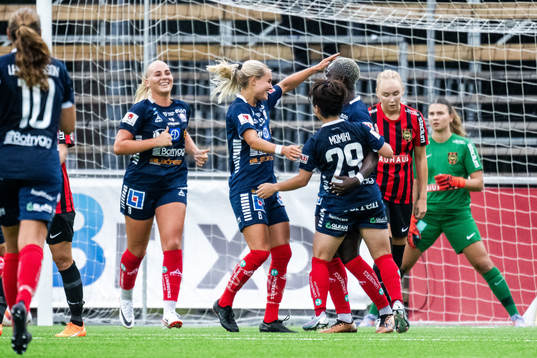 Linköpings Michaela Abam jublar med lagkamrater