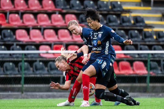 Linköpings Emma Östlund och Saori Takarada mot
