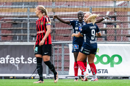 Linköpings Michaela Abam jublar med Cathinka Tandberg