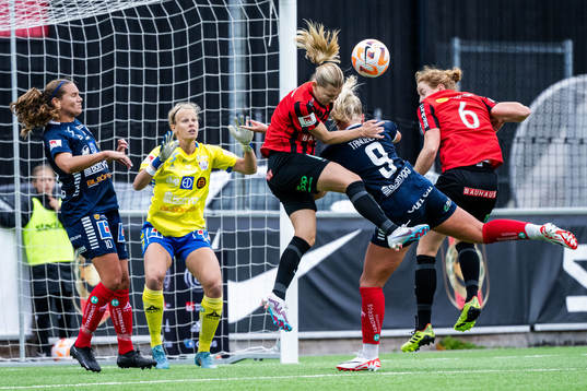 Linköpings målvakt Cajsa Andersson och Cathinka Tandberg