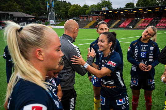 Linköpings tränare Anders Jacobson jublar med Michelle De