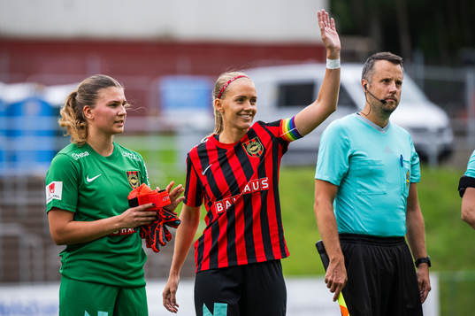 Brommapojkarnas Elsa Karlsson och målvakt Anna Aurora