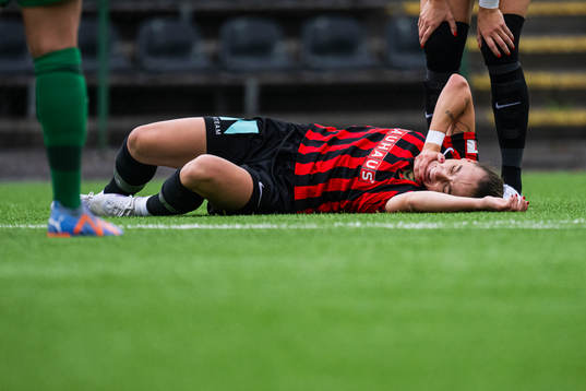 Brommapojkarnas Filippa Wallén har ont