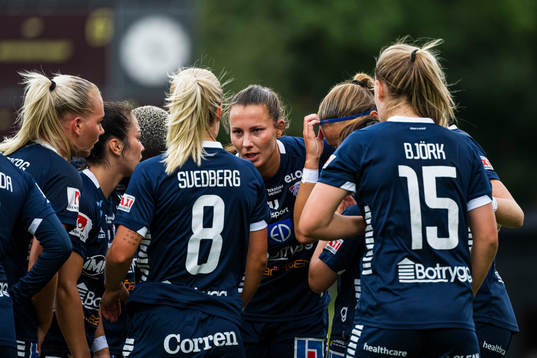 Linköpings Lisa Björk jublar med lagkamrater
