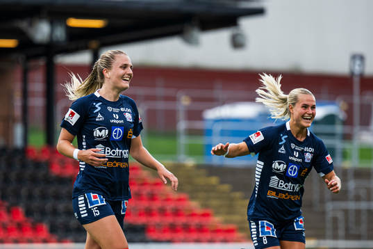 Linköpings Lisa Björk jublar med Johanna Svedberg