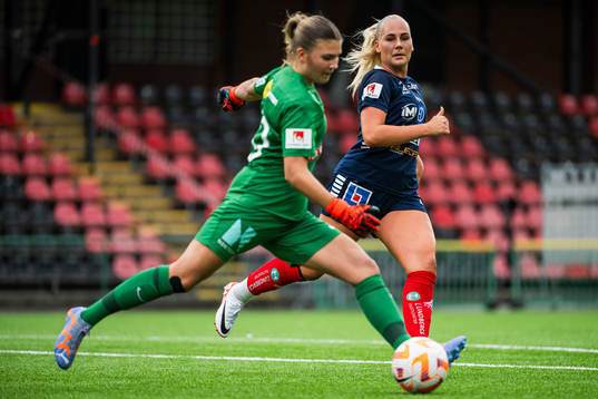 Linköpings Cathinka Tandberg och Brommapojkarnas målvakt