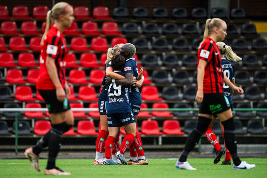 Linköpings Cathinka Tandberg jublar med Yuka Momiki och