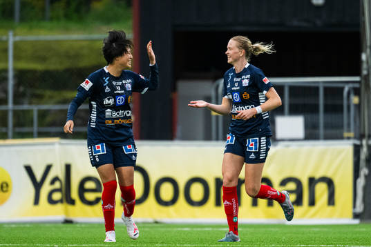 Linköpings Saori Takarada jublar med Emma Östlund