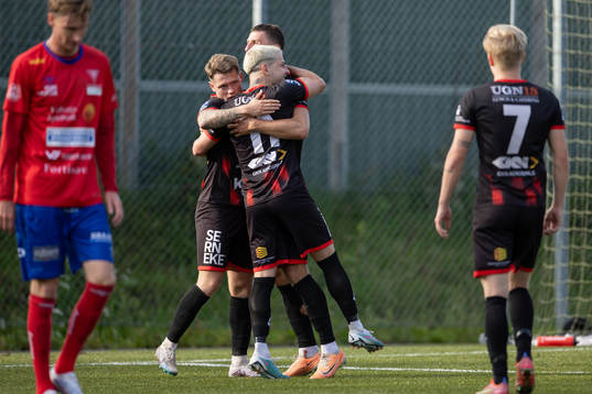 Trollhättans Ezequiel Montagna jublar med laget