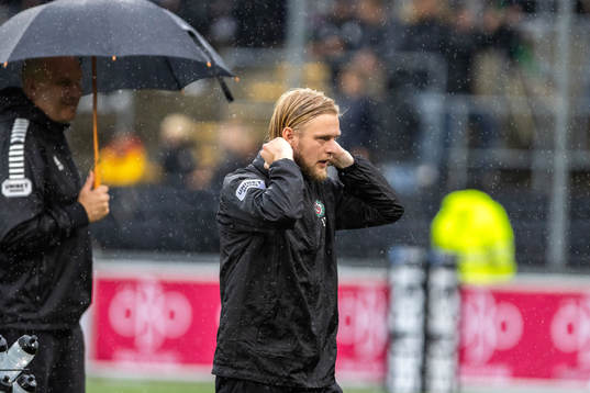 Örebros Kalle Holmberg på uppvärmningen