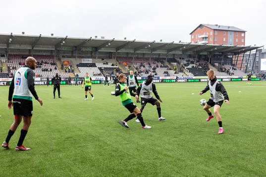 Västerås SKs spelare på uppvärmningen