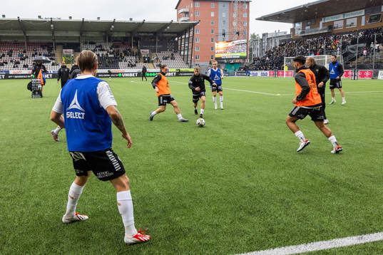 Örebros spelare på uppvärmningen