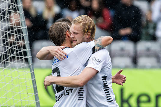 Örebros Kalle Holmberg jublar med lagkamrater