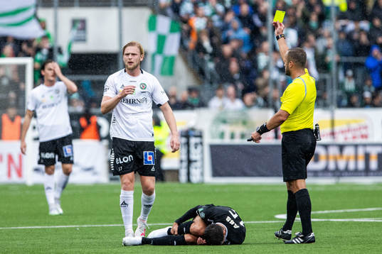 Örebros Kalle Holmberg får ett gult kort av domare Rinon